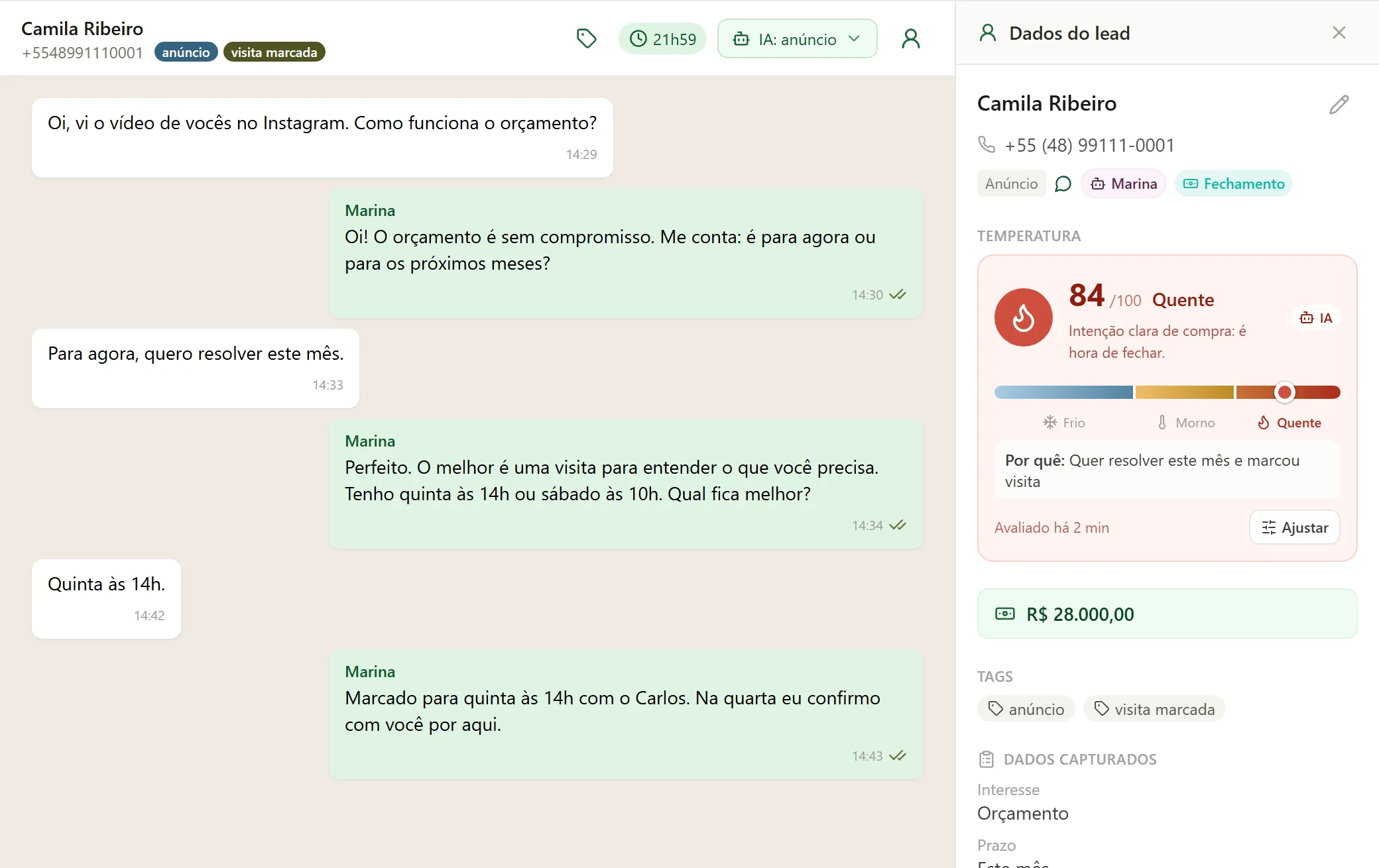 Tela do Pantamove Leads: a agente de IA conversa com uma cliente que pediu orçamento e marca a visita para quinta às 14h. Ao lado, os dados do lead e a temperatura em 84 de 100.