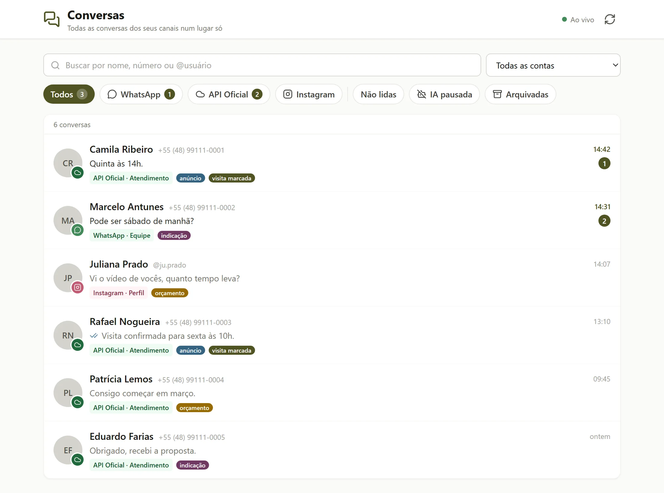 Tela de conversas do Pantamove Leads: mensagens de WhatsApp, API Oficial e Instagram na mesma lista, com etiquetas como orçamento, indicação e visita marcada.